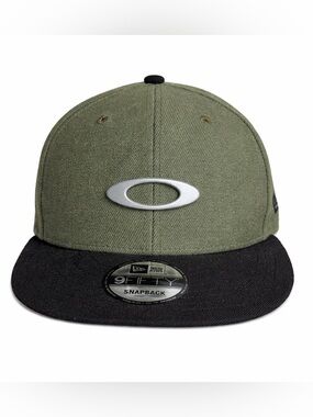 Oakley Two-Tone Snapback Hat in Olive & Black